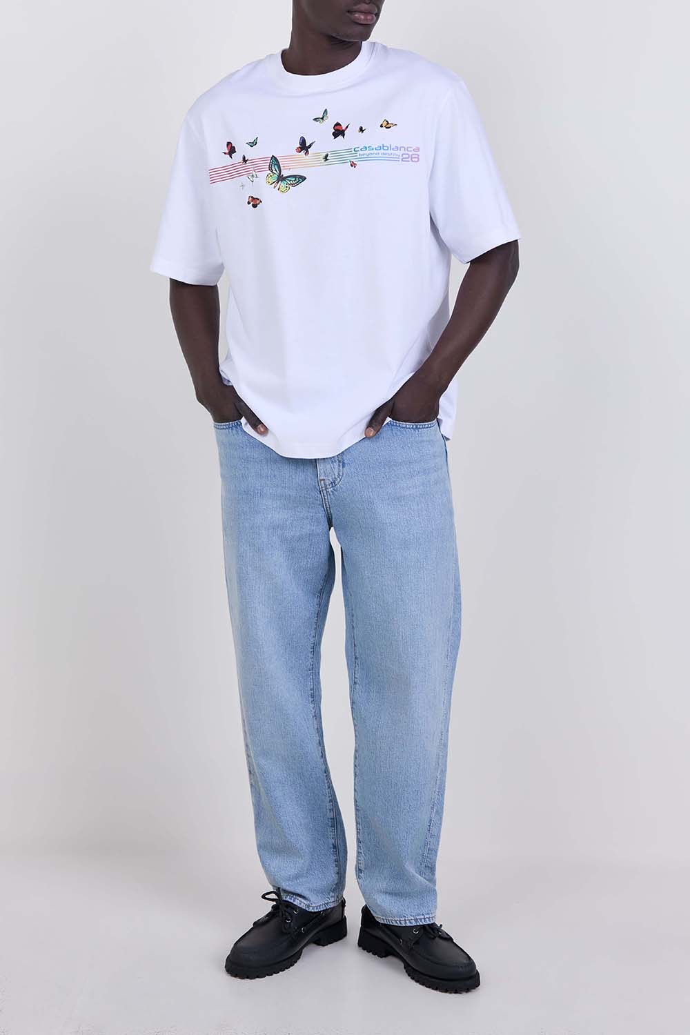 תמונת כל הלוק של חולצת טי בגזרת אוברסייז